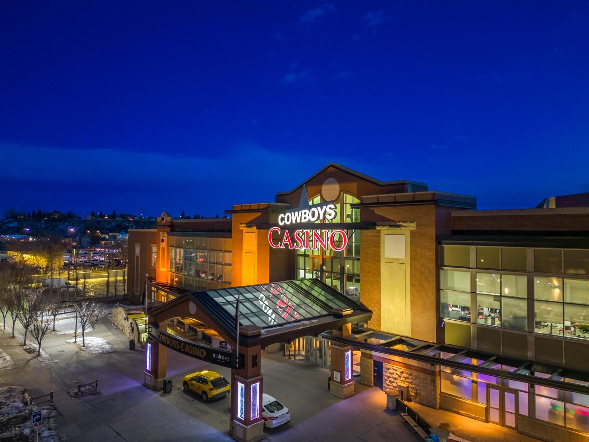 Unbeatable Downtown Experience- Walk To Bars, Casino, Stampede & Saddledome Plus Bonus Banff Pass, Parking & Wine! YYC Eksteriør billede