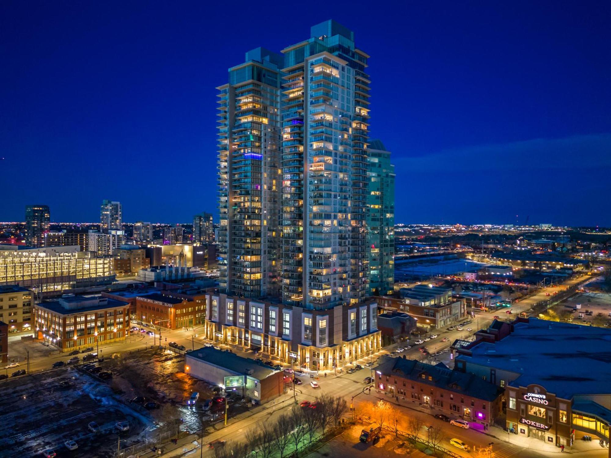 Unbeatable Downtown Experience- Walk To Bars, Casino, Stampede & Saddledome Plus Bonus Banff Pass, Parking & Wine! YYC Eksteriør billede
